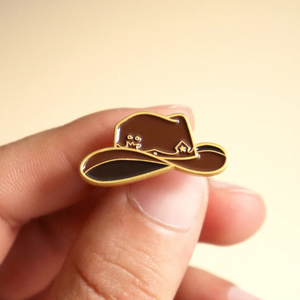 Épinglette en émail Chapeau de cowboy western, plaqué or 18 carats, acier inoxydable poli miroir, pour cadeau sur le thème du Rodeo ou de la musique country - Product Image 1
