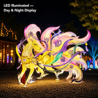 Sculpture extérieure éclairée par LED avec structure interne renforcée