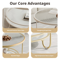 Table basse moderne en verre double couche avec rangement et structure métallique pour petits appartements