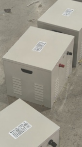 अस्थायी निर्माण के लिए शॉकप्रूफ और ऊर्जा-बचत कॉम्पैक्ट पोर्टेबल लाइटिंग ट्रांसफार्मर 220v इनपुट 380v आउटपुट 50/60hz z - Product Image 3