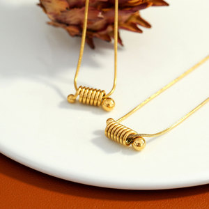 Collier pendentif à ressort en acier inoxydable 316L plaqué or 18 carats, résistant à l'eau et inaltérable, avec logo personnalisé, pour femme - Product Image 2