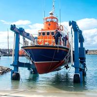 Elevador de Barcos Móvil de 25 Toneladas, Modelo Industrial, a Diésel, para Operaciones de Marina en Yates Medianos