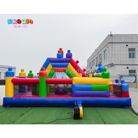 Enfants jouant le videur gonflable de jeux avec le château gonflable combiné de glissière bloquant la conception