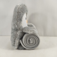 Cadeau personnalisé OEM de bébé pingouin en peluche avec couverture chaude remplie de coton PP et échantillon rapide de jet d'hiver disponible