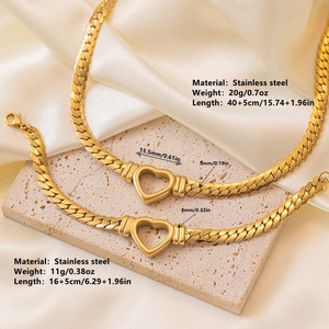 Set di Collana e Bracciale con Catena a Cuore Cavo in Acciaio Inossidabile Placcato Oro per Donna - Product Image 3