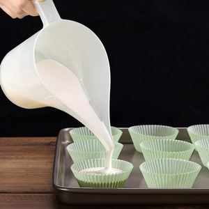 Gobelet doseur en plastique personnalisé de 1000 ml à long bec, idéal pour la fabrication de bougies, de savons, de résines et de bijoux artisanaux – Vente en gros - Product Image 5