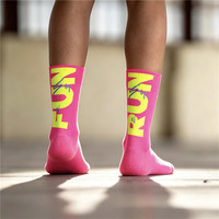 Chaussettes de course personnalisées professionnelles rose fluo avec logo personnalisé, chaussettes de compression pour la course et le cyclisme, chaussettes de course techniques