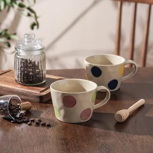 Mug en céramique à pois colorés, mug à café pour la maison, vente en gros, mug en céramique peint à la main - Product Image 6