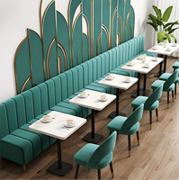 Chaise de restaurant moderne en bois avec assise en velours bleu et pieds en métal doré pour projet commercial