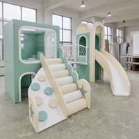 Toboggan d'intérieur compact Mint avec panneau d'escalade, marches souples et structure à basse hauteur pour les exploitants de parcs d'attractions familiales