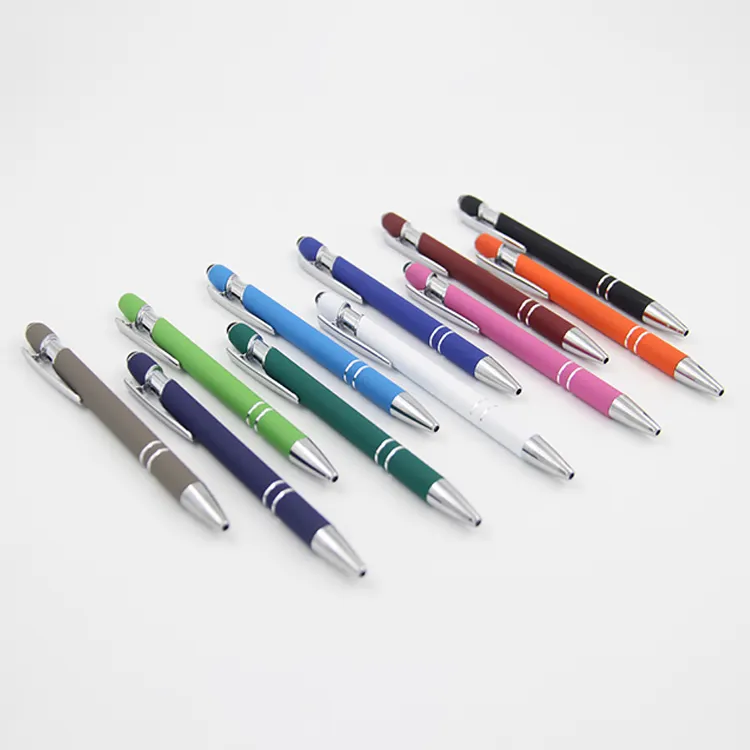 قلم ستايلس بشعار مخصص مع طرف مطاطي قلم حبر جاف معدني قابل للسحب
