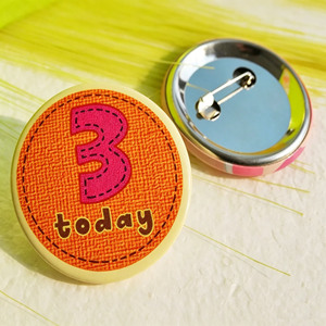 Pin Redondo Personalizado de Hojalata con la Frase 'DE <span class=keywords><strong>NOU</strong></span>' para Amantes de los Libros, Pin Literario para Mochilas y Ropa, Regalo para Lectores y Bibliófilos - Product Image 3