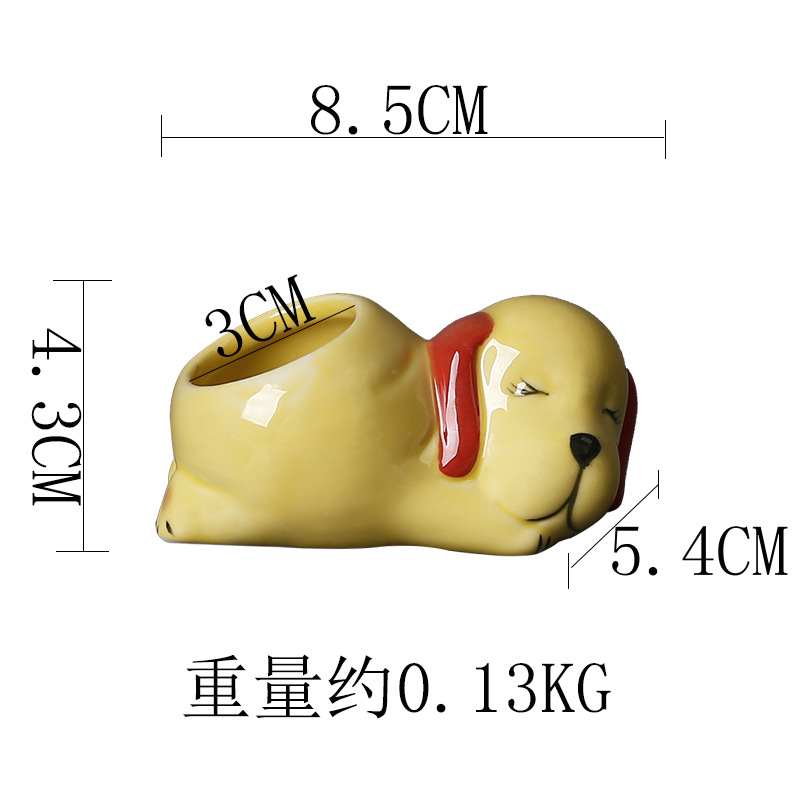 Petit chien jaune décontracté.