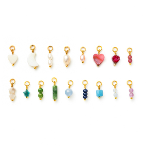 La Galería de Perlas y Piedras |   Aros Huggie de Acero Inoxidable con Baño de Oro PVD de 18K y Dijes Delicados |   Colgante de Piedras Preciosas Naturales - Product Image 1