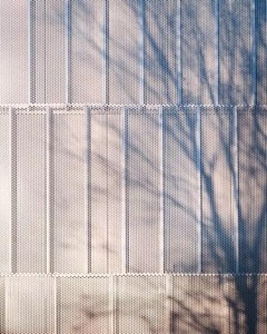 Panneau décoratif suspendu en aluminium perforé sur mesure pour la décoration de bâtiments - Product Image 1