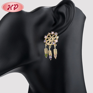 <span class=keywords><strong>Orecchini</strong></span> a bottone <span class=keywords><strong>con</strong></span> fiocco di neve in lega di rame Color oro 18 carati di moda <span class=keywords><strong>con</strong></span> goccia a forma di <span class=keywords><strong>piuma</strong></span> per donna - Product Image 3