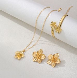 Conjunto de Joyería de Flores de Alta Gama, Estilo Punk, Chapado en Oro, Collar con Colgante de Flor, Pulsera, Anillo, Aretes - Product Image 3