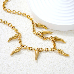 Collares de Moda con Colgante de Diseño de Chile en Aleación de Zinc, Joyería para Mujer, Estilo Casual para Fiestas, Cadena Dorada con Detalles Rojos - Product Image 4