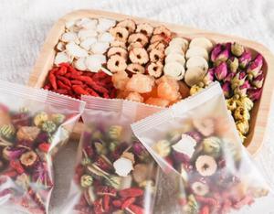 Thé aux fleurs mélangées traditionnel chinois sain : <span class=keywords><strong>boutons</strong></span> <span class=keywords><strong>de</strong></span> rose rouge, chrysanthème, baies <span class=keywords><strong>de</strong></span> goji rouges, jujube - Product Image 1