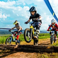 Moto tout-terrain électrique pour enfants Adventure Kids, charge maximale 75 kg, siège confortable en PU, freins à disque hydrauliques, cadeau de Noël, exploration des sentiers, vente en gros