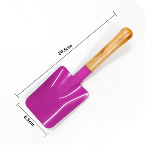 Râteau en plastique vert avec manche en bois, longueur 15 cm, 3 dents de 7 cm, pour jardin et plage - Product Image 3