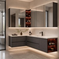 Meuble de salle de bain personnalisé avec armoire miroir, tiroirs en forme de L, plan de travail et étagère latérale éclairée
