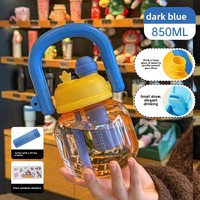 Bouteille en plastique grande capacité résistante à la chaleur et anti-fuite avec poignée et paille, design élégant personnalisable pour étudiants et enfants