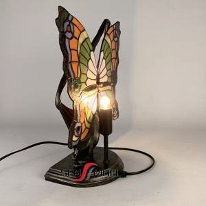 Sensmuel Bunte Kunst Buntglas-Lampe mit Lötdetails, Tiffany-Stil, Engel, Europäischer Retro-Stil, LED-Dekorative Tisch- und Schreibtischlampe - Product Image 5