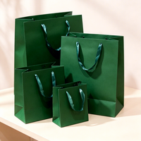 Sacs cadeaux en papier couché gaufré vert foncé avec logo personnalisé, poignées en ruban de satin argenté, emballage de luxe pour la vente au détail