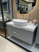 2025 meubles de maison modernes armoire de salle de bain résistante à l'eau blanc évier unique élégant LED désembuage miroir salle de bain ensembles de vanité