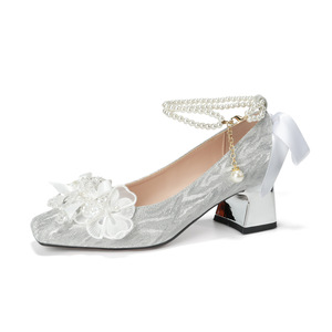 Chaussures de mariage Mary Jane à bout carré, talon bloc, décoration florale, escarpins de mariée confortables avec bride à la cheville et doublure en satin - Product Image 1