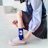 Chaussettes mi-tube unisexe Big C Letters Women's Sports Trend Ins Street Style Autumn Daily Use Sports Couple Socks Logo Cuff