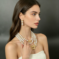 Ensemble de bijoux imitation perles à deux couches XM S460, collier avec fermoir doré orné, boucles d'oreilles longues à plusieurs perles assorties, pour mariée