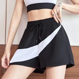 Pantaloncini sportivi da donna 2024 estivi nuovi pantaloncini fitness da yoga traspiranti pantaloni da corsa a tre punti larghi all'ingrosso