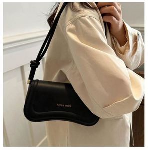 I-0610 Vente en gros Nouveau style Sacs à main rectangulaires tendance Sacs sous le bras couleur unie Sac à bandoulière en cuir PU Fermeture à glissière simple - Product Image 5