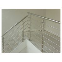 PRIMA Balustrade à barres rondes, ton visuel doux coordonnant avec les marches d'escalier en bois