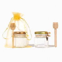 Tarro de miel hexagonal de vidrio de 1.5 oz con cucharita de madera y cuerda de yute, ideal para regalos y recuerdos de boda, venta al por mayor.