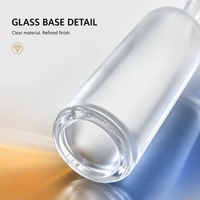 Bouteilles en verre transparentes pour spiritueux avec logo imprimé, surface givrée mate et bouchon en liège, pour distillerie artisanale