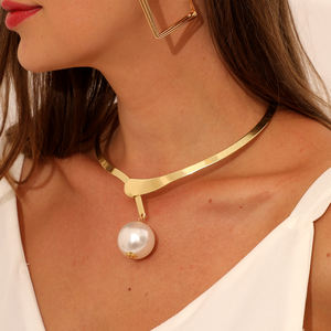 قلادة أنيقة رائجة البيع بتصميم مبالغ فيه مع لؤلؤ صناعي كبير، طوق معدني ذهبي للنساء والفتيات - Product Image 2