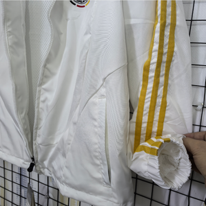 2526 Vintage Bestickter Dicker Weißer Deutscher Trenchcoat - Wasserdicht - Product Image 4