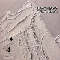 Décoration murale 3D personnalisée en plâtre peinte à la main, représentant des montagnes avec des figurines de skieurs, paysage enneigé moderne sur toile pour hôtel de station hivernale