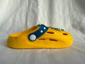 Ciabatte Gialle in PVC con Chiusura a Fibbia, Suola Traspirante in EVA, Stile Sportivo Estivo, Scarpe da Donna - Product Image 1