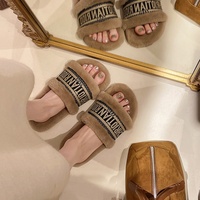 Nouvelles sandales plates antidérapantes brodées avec lettres, style fourrure à bout ouvert pour femme, collection automne-hiver 2025