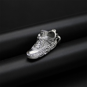 สร้อยคอฮิปฮอป สแตนเลสประดับเพชรซิคอน รูปทรงรองเท้าผ้าใบ - Product Image 4