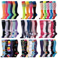 Chaussettes de compression personnalisées OEM |   Jeunes et adultes |   Logo sur le manchette |   Hauteur genou |   Ensemble de plus de 50 motifs colorés |   Faible MOQ Vente en Gros Direct Usine