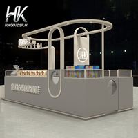 Kiosque de centre commercial personnalisable, moderne et écologique, avec vitrine grise, station alimentaire intégrée et toit arqué éclairé par LED