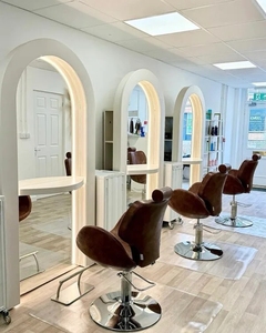 Gabinete personalizado para el cabello, belleza, salón de uñas, muebles de peluquería, peluquería, estación de espejo Led arqueado con estante de exhibición - Product Image 5