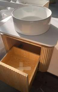 ארון אמבטיה מודרני מעץ אלון עם דוגמת פסים, מראה אובלית עם תאורת לד 600 מ\\\"מ, תלוי על הקיר עם כיור קרמי לחדרי אמבטיה קטנים - Product Image 6