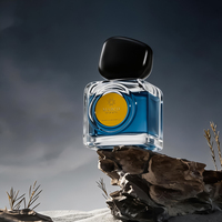 Flacon de parfum carré en verre Maroc MK 50ML avec pulvérisateur à pompe, capuchon noir effet galet, liquide bleu, origine Jiangsu