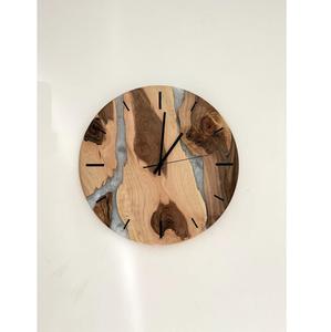 Reloj de Pared Rústico de Resina y Madera con Elementos de Madera Natural, Detalles Hechos a Mano y un Estilo Moderno y Elegante - Product Image 1
